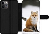 Bookcase Geschikt voor iPhone 11 Pro telefoonhoesje - Vos - Sneeuw - Winter - Met vakjes - Wallet case met magneetsluiting