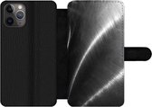 Bookcase Geschikt voor iPhone 11 Pro Max telefoonhoesje - Metaal print - Zilver - Zwart - Wit - Met vakjes - Wallet case met magneetsluiting