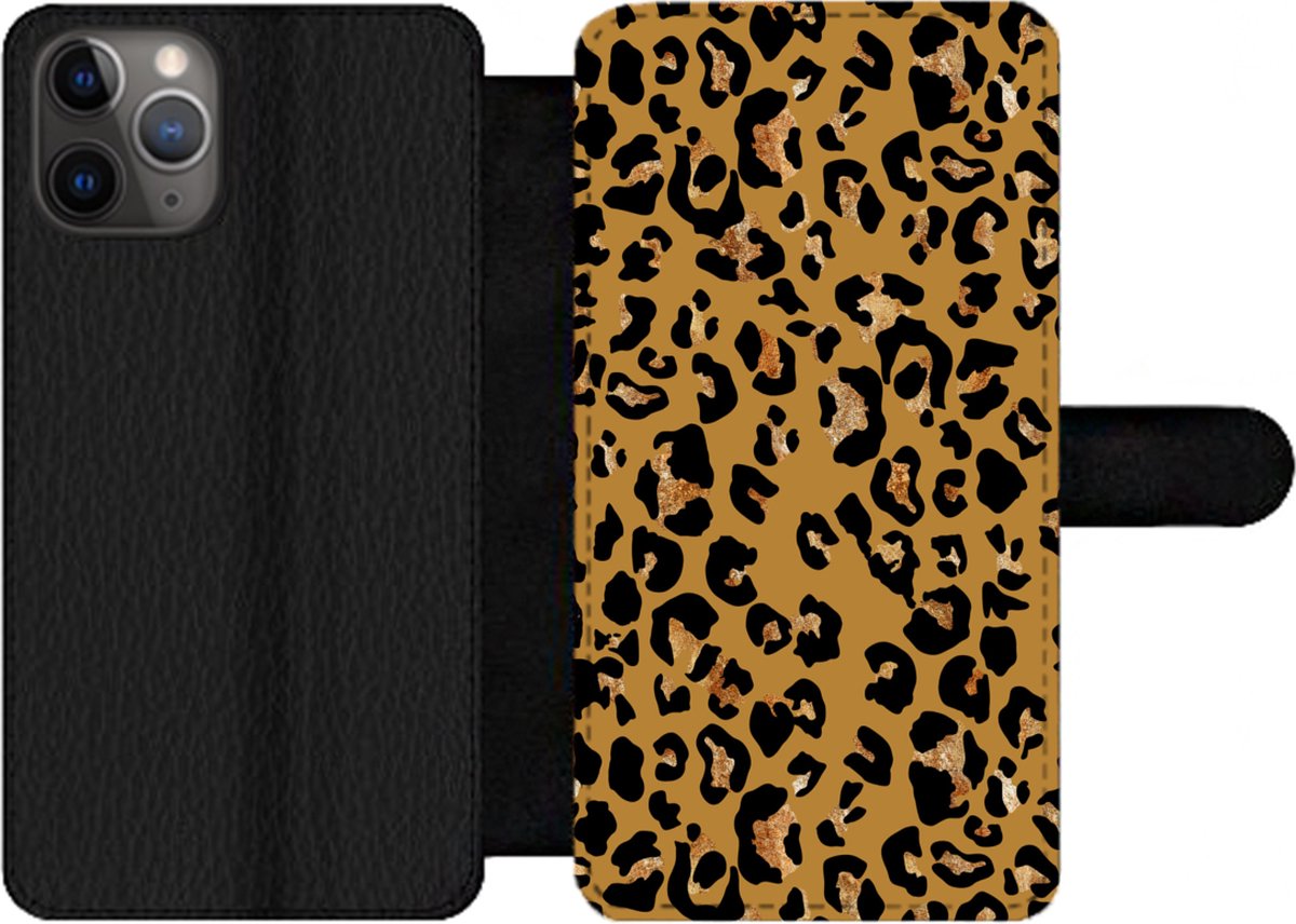Telefoonhoesje Geschikt voor iPhone 11 Pro telefoonhoesje - Panterprint - Geel - Goud - Met vakjes - Wallet case met magneetsluiting