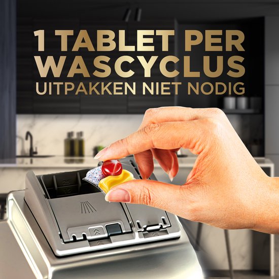 Hand legt Finish Ultimate vaatwastablet in een vaatwasser lade. Tekst "1 tablet per wascyclus, uitpakken niet nodig".