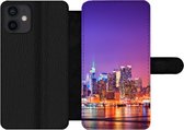 Bookcase Geschikt voor iPhone 12 Mini telefoonhoesje - New York - Skyline - Paars - Met vakjes - Wallet case met magneetsluiting