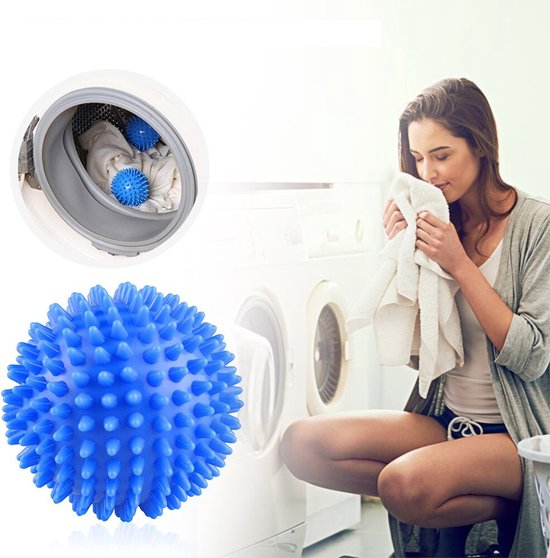 Femme avec du linge propre à côté d'une machine à laver, avec un gros plan sur des boules de sèche-linge bleues.