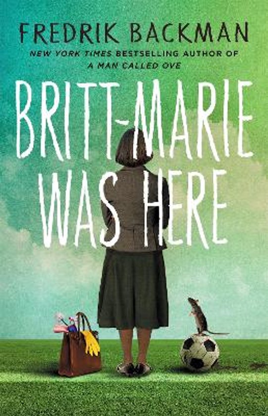 Boek 'Britt-Marie Was Here' met op de cover een vrouw die met haar rug naar de kijker staat. Rechts van haar een voetbal met een muis erop, links een tas met schoonmaakspullen.