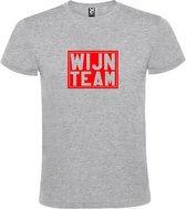 Grijs T shirt met print van " Wijn Team " print Rood size XS