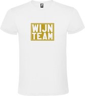 Wit T shirt met print van " Wijn Team " print Goud size M