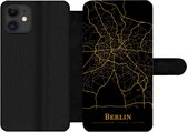 Bookcase Geschikt voor iPhone 12 Pro telefoonhoesje - Berlijn - Kaart - Goud - Met vakjes - Wallet case met magneetsluiting