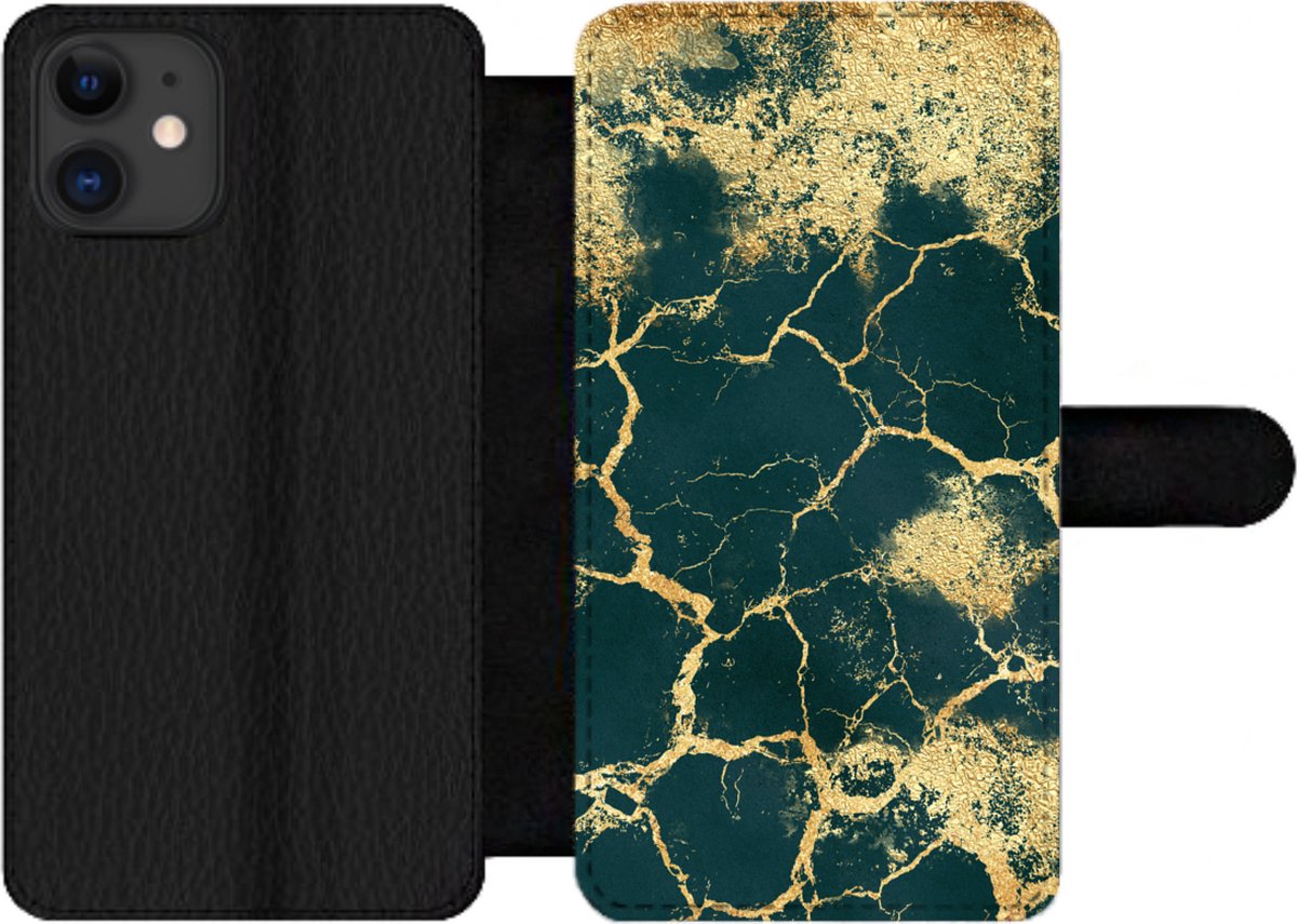 Telefoonhoesje Geschikt voor iPhone 12 Pro telefoonhoesje - Goud - Groen - Marmer print - Met vakjes - Wallet case met magneetsluiting