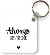 Sleutelhanger - Uitdeelcadeautjes - Quotes - Wit - Koken - Hartje - Always kiss the cook - Spreuken - Plastic - Vaderdag cadeau - Geschenk - Cadeautje voor hem - Tip - Mannen