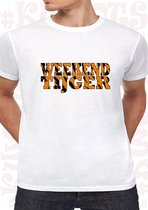 WEEKEND TIJGER herenshirt - Wit- Maat M - Korte mouwen - Ronde Hals - Normale Pasvorm - 185g/m2 - Tijger print - Leuke shirtjes - Grappig - Humor - Original Kwoots - Is het al vrij