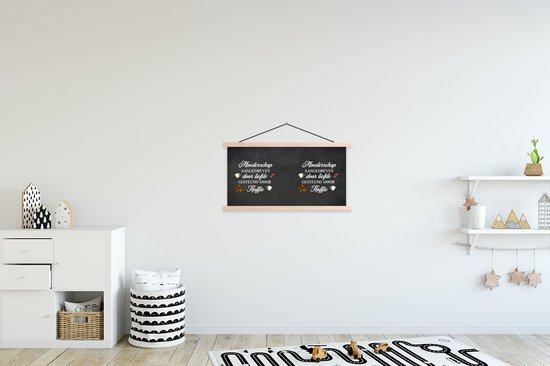 Porte-affiche avec affiche - Affiche scolaire - Citation - Maternité propulsée par l'amour soutenue par le café - Mère - Maman - 90x45 cm - Lattes blanches