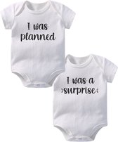 Hospitrix Baby Rompertje Tweeling met Tekst "Planned Surprise " | 3-6 maanden | maat 62/68 | Korte Mouw |Tweeling Cadeau| Kraamkado | Cadeau voor Zwangerschap | Bekendmaking | Aankondiging | Aanstaande Moeder | Moederdag