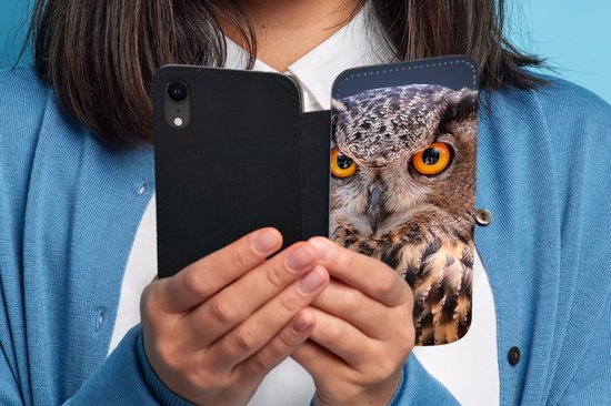 Étui pour iPhone XR Bookcase - Un gros plan d'un hibou marron - Avec poches - Étui portefeuille avec fermeture magnétique