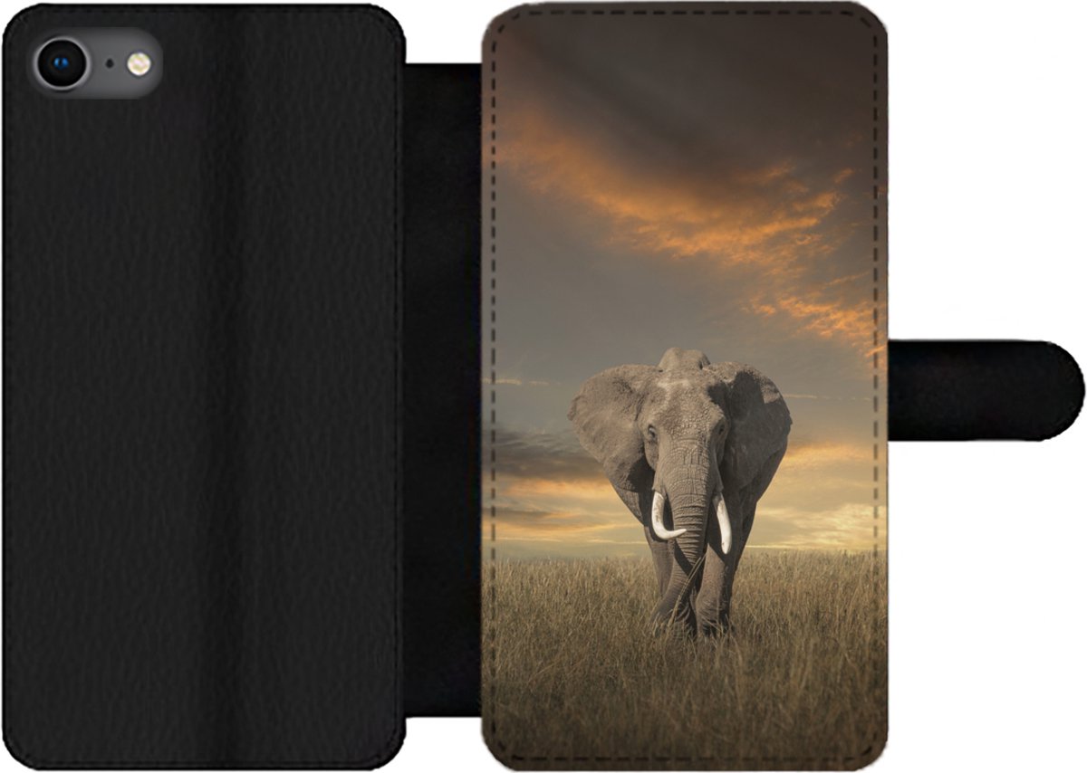Telefoonhoesje Geschikt voor iPhone 8 telefoonhoesje - Olifant - Dieren - Gras - Natuur - Met vakjes - Wallet case met magneetsluiting
