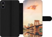 Bookcase Geschikt voor iPhone XS telefoonhoesje - New York - Brooklyn - Bridge - Zonsondergang - Met vakjes - Wallet case met magneetsluiting