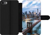 Bookcase Geschikt voor iPhone 7 telefoonhoesje - New York - Skyline - Brug - Met vakjes - Wallet case met magneetsluiting