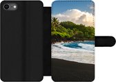Bookcase Geschikt voor iPhone 8 telefoonhoesje - Een zwart zandstrand van Hawaii - Met vakjes - Wallet case met magneetsluiting