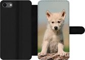 Bookcase Geschikt voor iPhone 8 telefoonhoesje - Wolf - Kind - Hout - Met vakjes - Wallet case met magneetsluiting