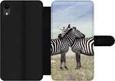 Bookcase Geschikt voor iPhone XR telefoonhoesje - Zebra's - Gras - Zwart - Wit - Met vakjes - Wallet case met magneetsluiting