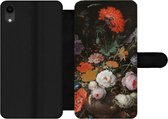 Bookcase Geschikt voor iPhone XR telefoonhoesje - Stilleven met bloemen en een horloge - Schilderij van Abraham Mignon - Met vakjes - Wallet case met magneetsluiting