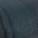 Close-up van donkergroen schaduwdoek met een fijne textuur en blauwe strepen, opgerold.