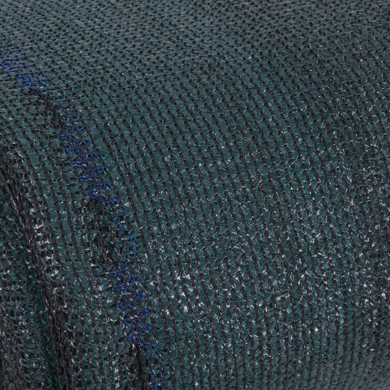 Close-up van donkergroen schaduwdoek met een fijne textuur en blauwe strepen, opgerold.