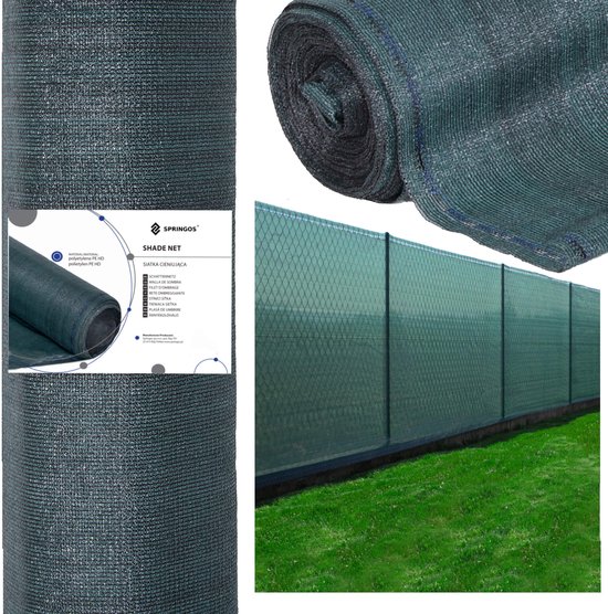 Groen schaduwdoek als windscherm over een grasveld en hekwerk, met productinformatie.