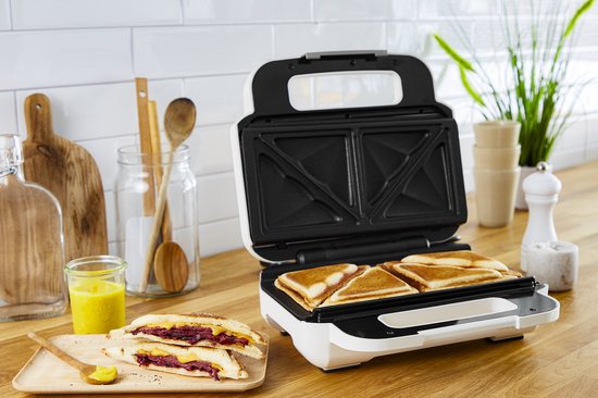 Tefal contactgrill in keuken met twee tosti's en vier wafels op de grill.