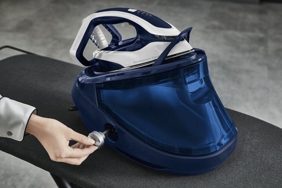 Hand draait de ontkalkingsknop van het donkerblauwe Tefal Pro Express Vision stoomstrijkijzerbasisstation.