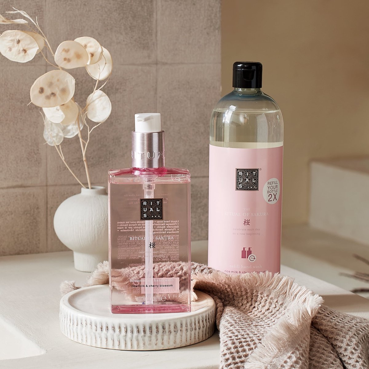 RITUALS Le Rituel de Sakura recharge savon pour les mains - 600 ml | bol.com
