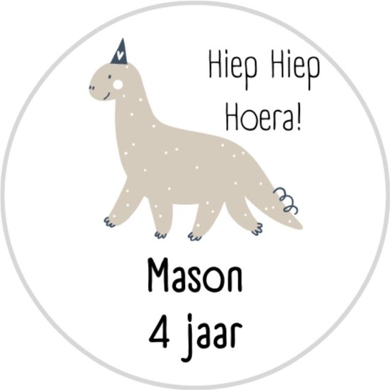 Een lichtbruine dinosaurus met witte stippen en een grijs hoedje, met de tekst 'Hiep Hiep Hoera!' en 'Mason 4 jaar'.