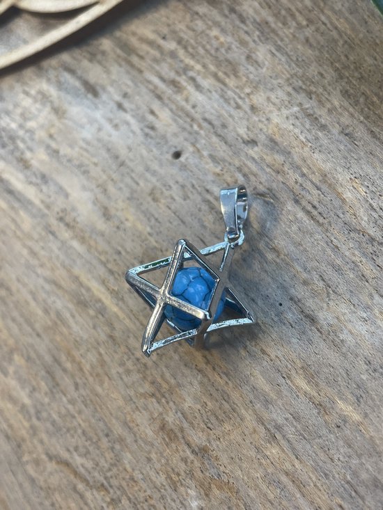 Foto: Howliet blauw merkabah kooihanger bijgekleurd 