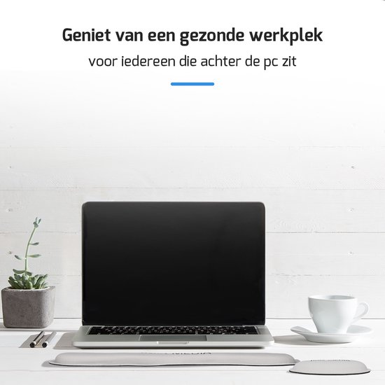 Grijze polssteun voor een ergonomische werkplek, met een laptop, mok koffie en plantje.