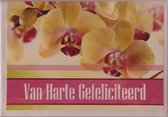 Van harte gefeliciteerd! Een kleurrijke wenskaart met een gele orchidee. Een leuke kaart om zo te geven of om bij een cadeau te voegen. Een dubbele wenskaart inclusief envelop en in folie verpakt.