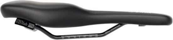 Zwart fietszadel van SQ lab met metalen zadelrails met markeringen.