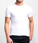 Man in een wit Slater t-shirt met ronde hals en korte mouwen, gedragen met een spijkerbroek.