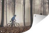 Tuinposter - Tuindoek - Tuinposters buiten - Op de mountainbike over een bospad - 120x80 cm - Tuin