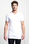 Man met witte V-hals T-shirt met korte mouwen, basic fit, met jeans.
