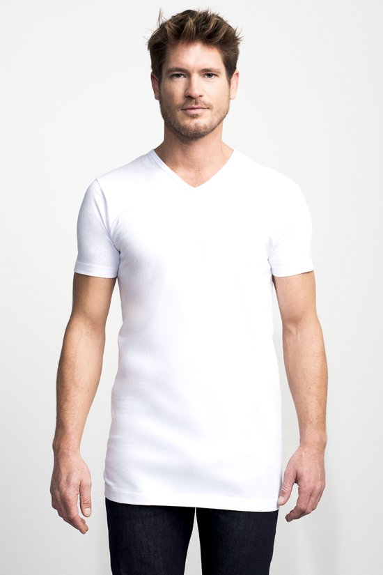 Man met witte V-hals T-shirt met korte mouwen, basic fit, met jeans.