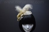 Donia Star - Handmade in Belgium - nude kleur, mini hoedje met natuurlijke veren, fascinator - Unique design, Communie, Stijlvolle, Gracieuze, Stadsoutfit, Smart Casual, Party, Paa