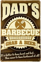Dad`s barbecue grab a beer - Metalen bord - Wandbord - 20 x 30cm - BBQ - Decoratie - UV bestendig - Cadeau - Wandborden - Eco vriendelijk - Bar decoratie - Cave & Garden