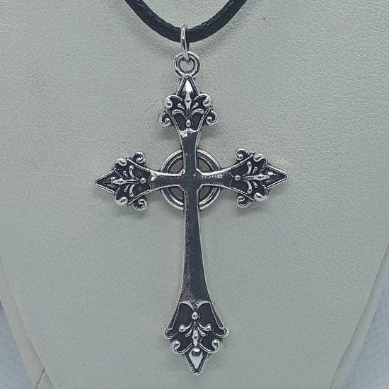 Zilverkleurig gothic kruis aan zwarte ketting