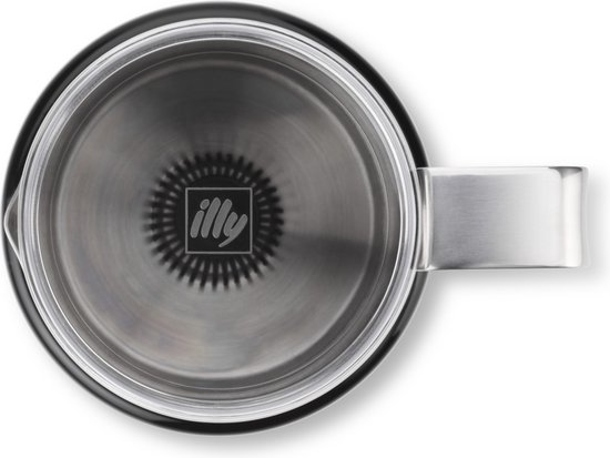 Bovenafgebeelde zwarte Illy melkopschuimer met RVS kan, waarin een Illy logo zichtbaar is.