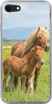 Geschikt voor iPhone 8 hoesje - Paarden - Veulen - Berg - Siliconen Telefoonhoesje