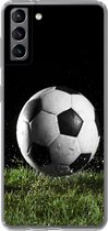 Geschikt voor Samsung Galaxy S21 Plus hoesje - Voetbal in het gras - Siliconen Telefoonhoesje