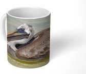 Mok - Een zijaanzicht van een bruine pelikaan die rust in het water - 350 ML - Beker - Uitdeelcadeautjes