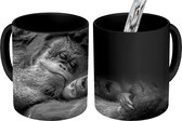 Magische Mok - Foto op Warmte Mok - Liefdevolle Orang-oetan met jong in zwart-wit - 350 ML - Uitdeelcadeautjes