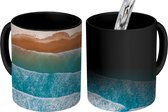 Magische Mok - Foto op Warmte Mok - Blauwe golven breken op het strand - 350 ML - Uitdeelcadeautjes