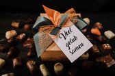 Chocolade cadeau - Doosje Belgische pralines "Veel geluk samen" 500 gr - Ambachtelijk vervaardigde bonbons - Chocolade geschenkset