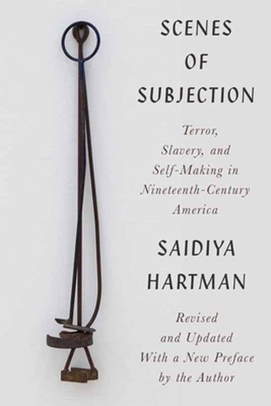 Couverture du livre 'Scenes of Subjection' par Saidiya Hartman, avec un fer à marquer rouillé.