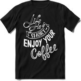 Life is short enjoy your coffee | Koffie Kado T-Shirt Heren - Dames | Perfect Verjaardag Cadeau Shirt | Grappige Spreuken - Zinnen - Teksten | Maat 3XL